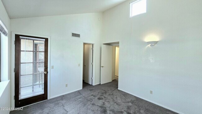 Building Photo - 3690 N Country Club Rd