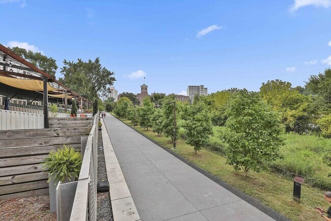 Building Photo - 675 Greenwood Ave NE