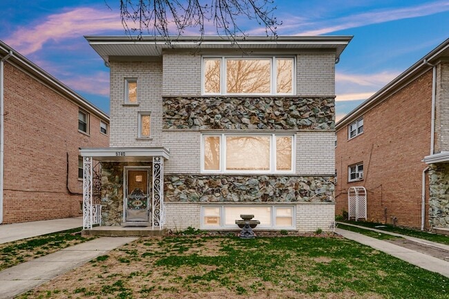 Building Photo - 5740 N Lowell Ave