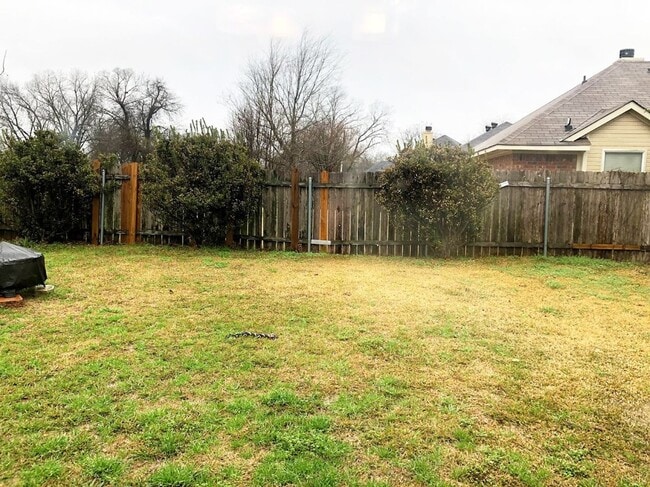 Building Photo - 1620 Williamsburg Dr