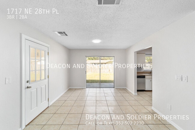 Building Photo - 1717 NE 28th Pl