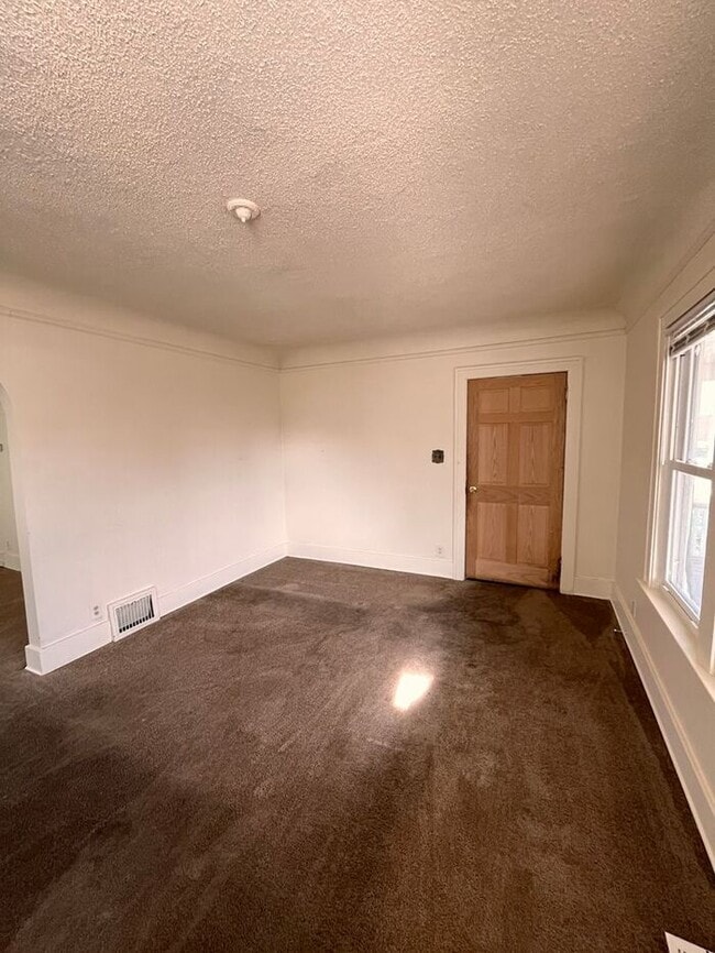 Building Photo - Cozy and Bright 2-Bedroom Duplex with Fire...