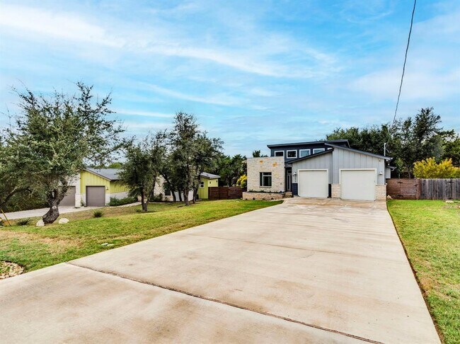 Building Photo - 17215 Oak Cliff Cir