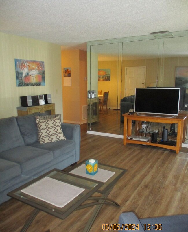 Building Photo - Centrally Located 2 bedroom, 2 bath, fully...