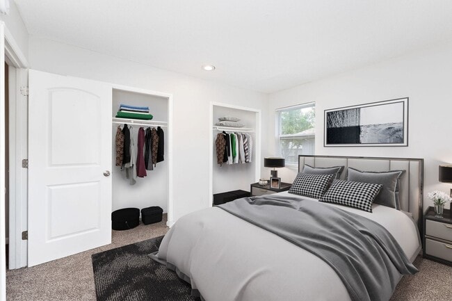 Building Photo - Remodeled & Updated 2 Bedroom Duplex Unit!