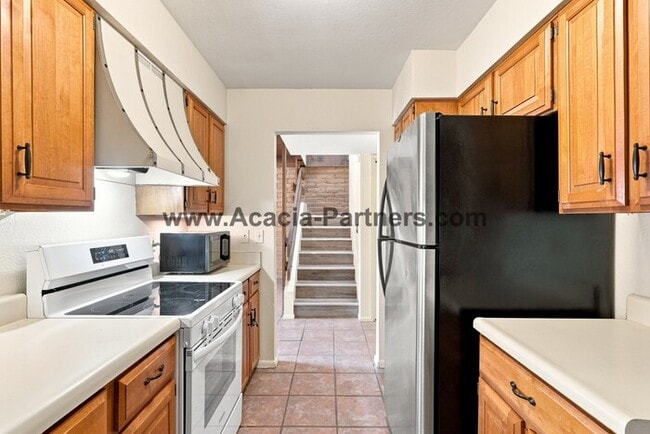 Building Photo - Spacious Three Bedroom/Three Bath Townhome