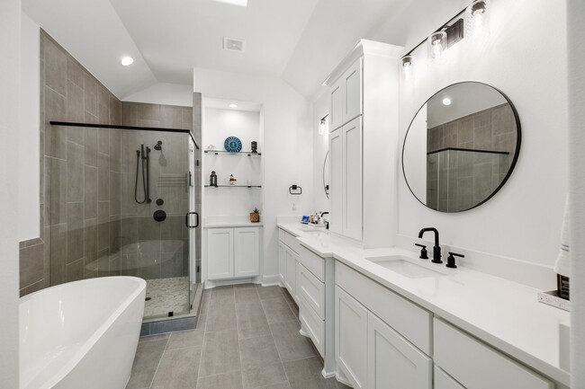 Building Photo - 817 W 19th St