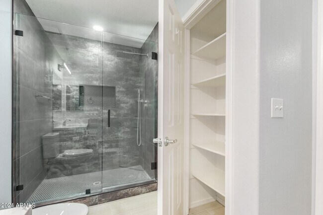 Building Photo - 9990 N Scottsdale Rd