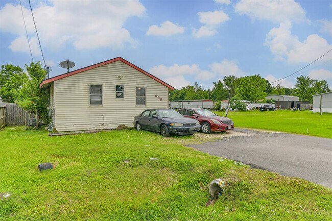 Building Photo - 639 St Charles Dr