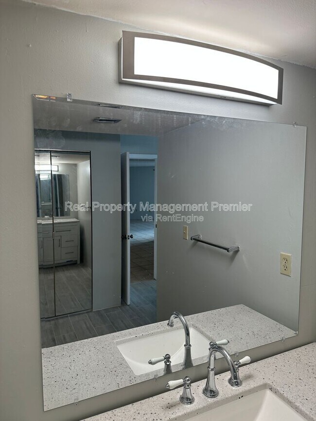 Building Photo - 1100 St Charles Pl