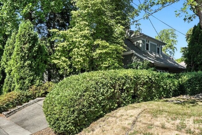 Building Photo - Charming Victorian Stacked Tri-Plex in the...