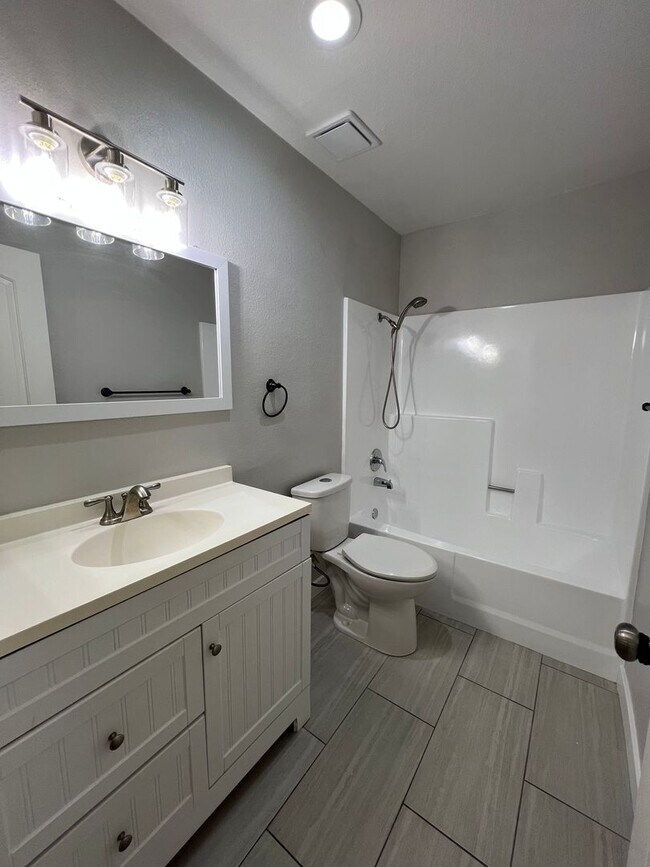 Building Photo - 3 Bedroom, 2 Bathroom