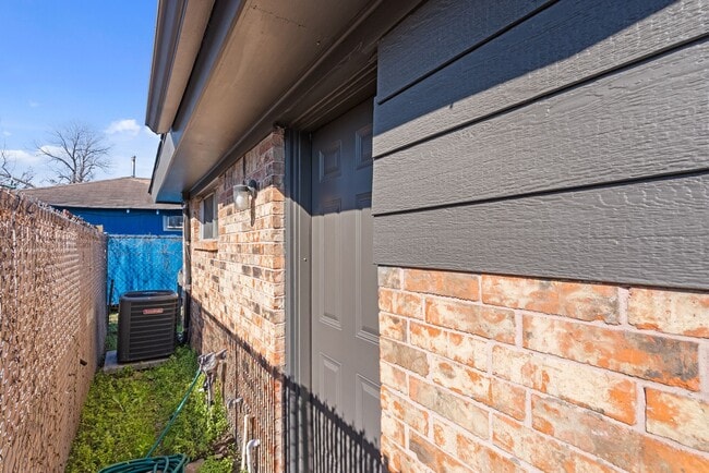 Building Photo - 1430 E 32nd 1/2 St