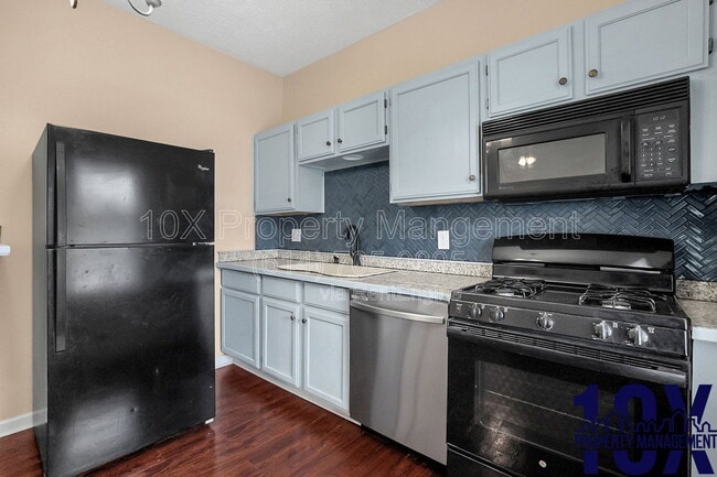 Building Photo - 1652 Summit St