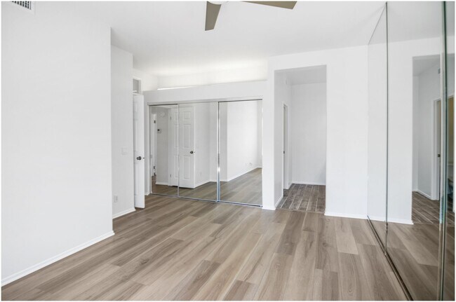 Building Photo - 2 Bedroom Condo in the Breakers!