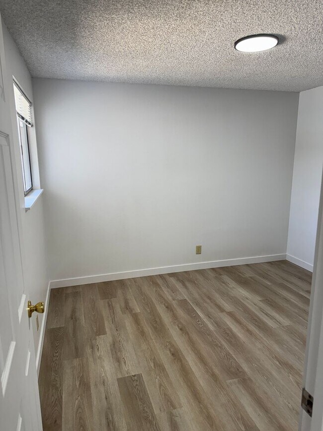 Building Photo - Large single level 2-bedroom/1 bath duplex in Springfield!