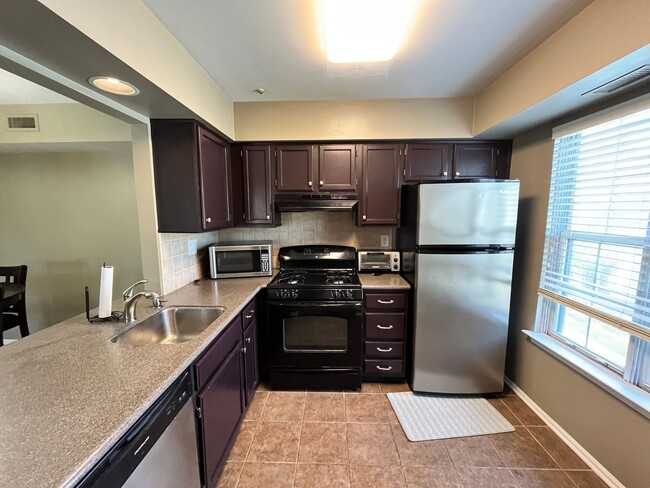 Building Photo - 2 bedroom condo in Newtown Grant