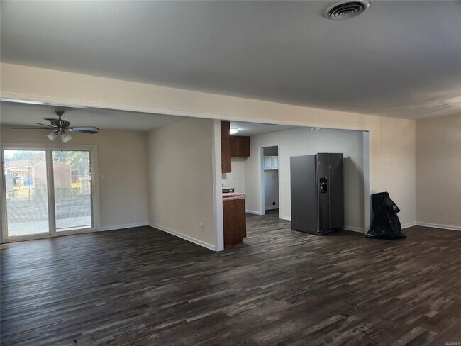 Building Photo - 122 Debra Dr