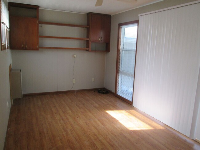 Building Photo - 2BR 2bath home close to downtown Iowa City, available August 1, 2023!