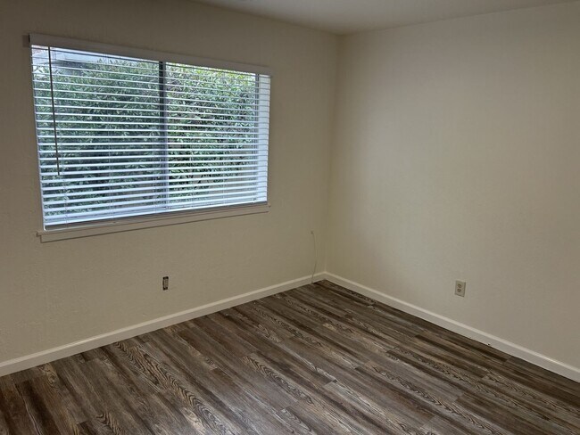 Building Photo - NB 463