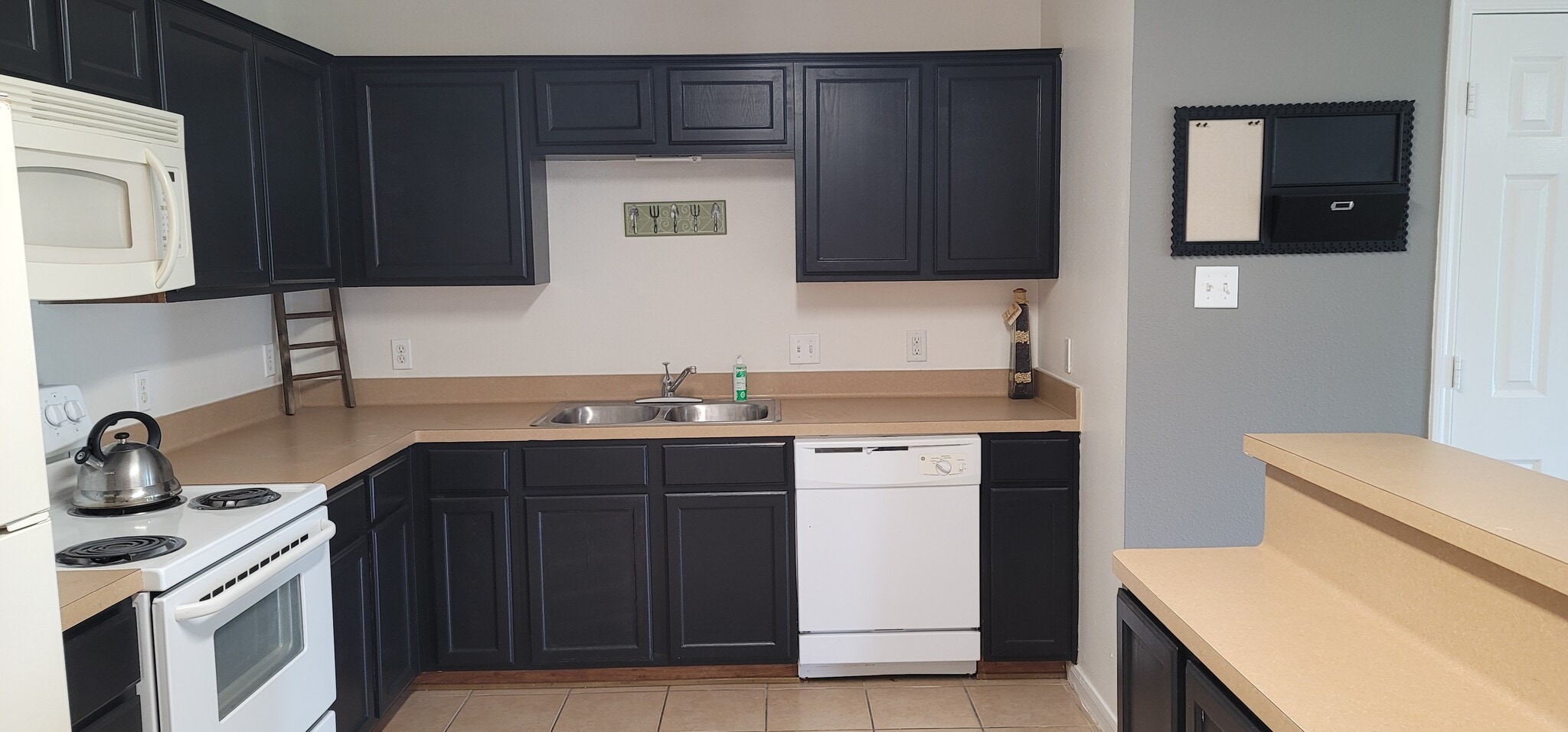 Kitchen - 23352 High Point St