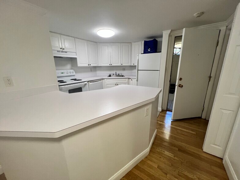 Building Photo - 1533 Beacon St