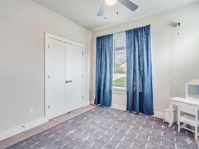 Building Photo - 17215 Oak Cliff Cir