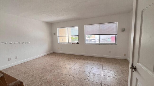 Building Photo - 984 W 40th St