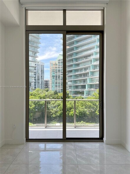 Building Photo - 2655 S Bayshore Dr