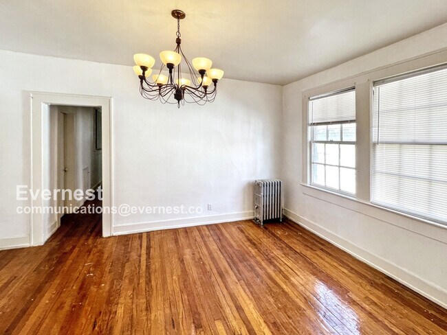 Building Photo - 904 3rd St W