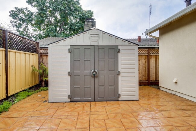 Building Photo - Beautiful 2 Bed/1 Bath Home only Blocks From Downtown Sunnyvale