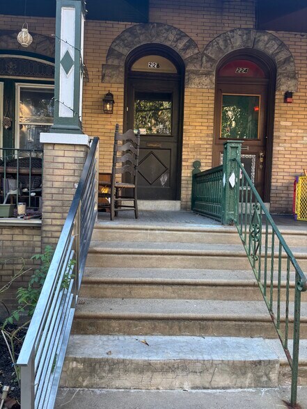 Building Photo - 216 Buckingham Pl