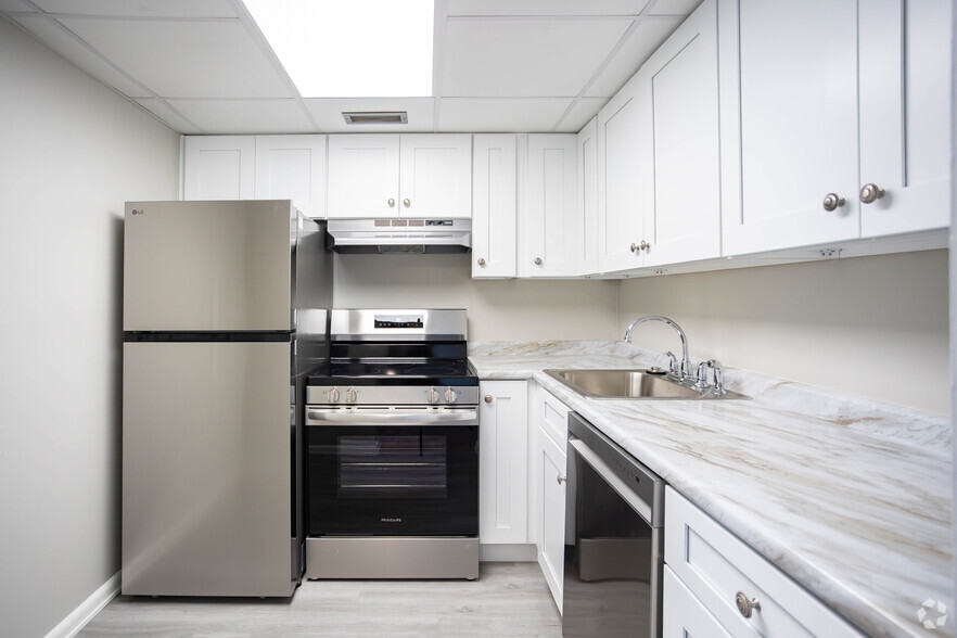 Primary Photo - Carriage House Apartments