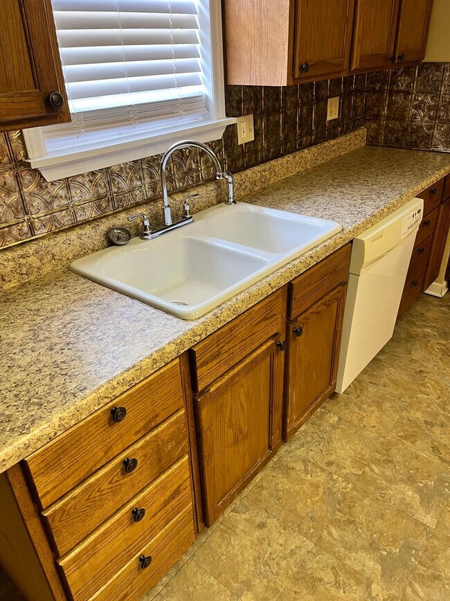 Building Photo - Spacious