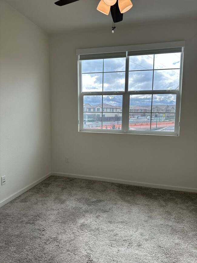 Building Photo - $500.00 off first full months rent