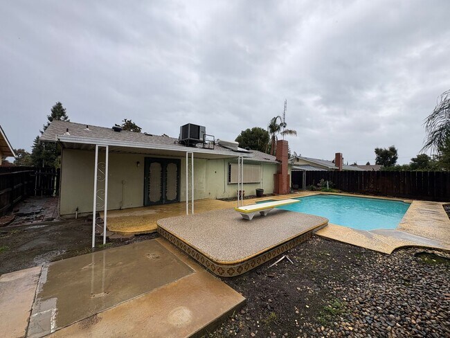 Building Photo - SW Visalia Home Available Now!