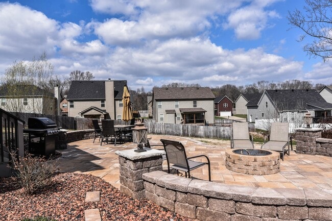 Building Photo - Dog Friendly Three Bedroom in Rossview!