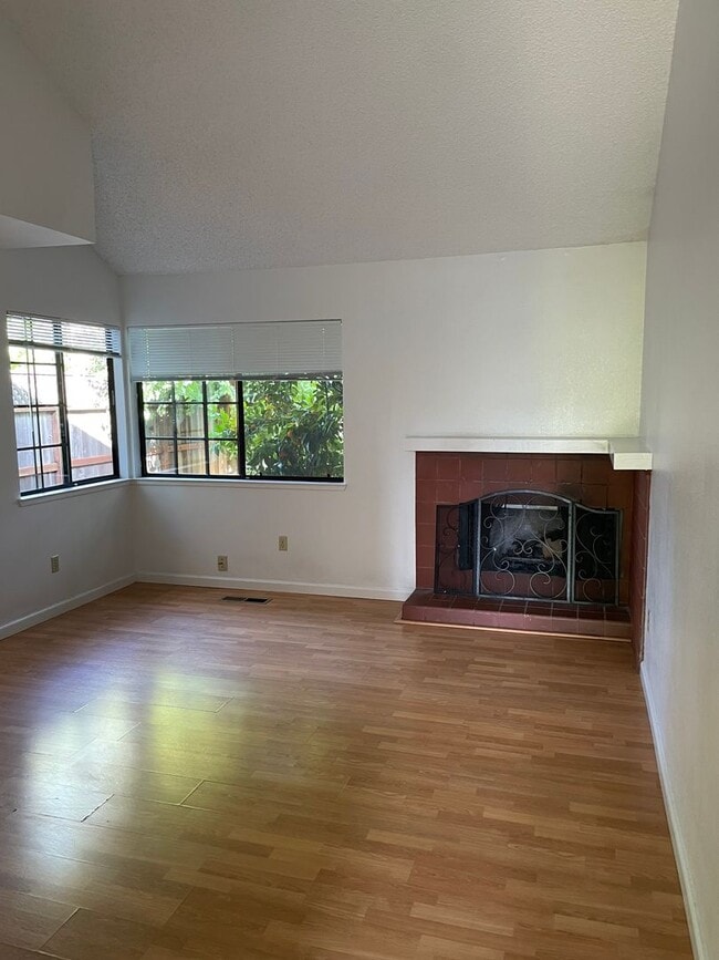 Building Photo - Bennett Valley Condo with Garage!