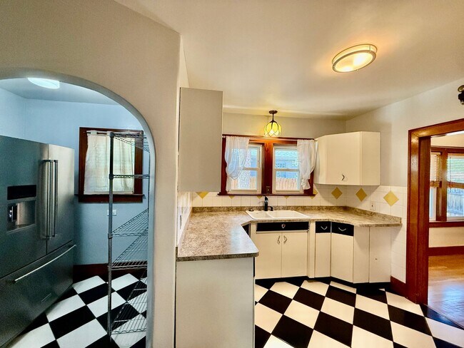 Building Photo - Charming 1925 Hillside Bungalow | Downtown Colorado Springs