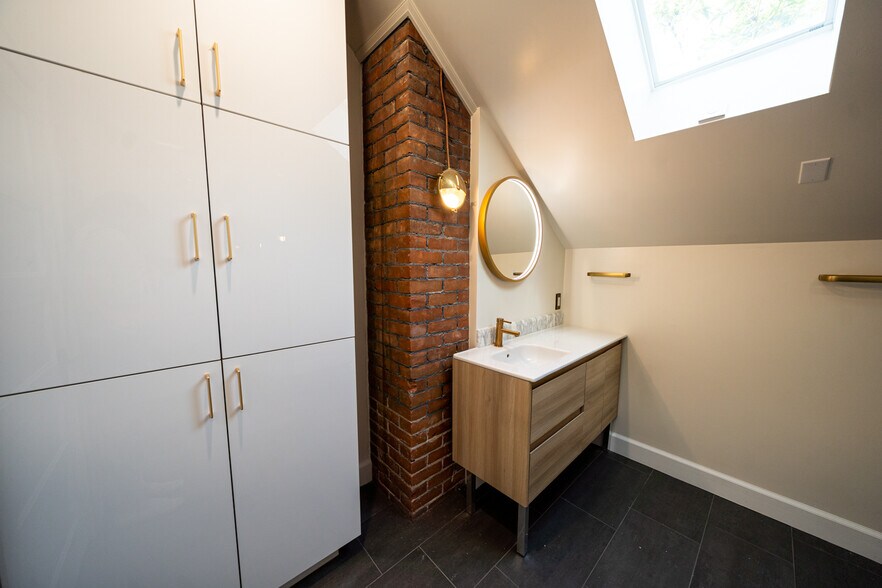 upstairs hall bath - 1258 Essex St