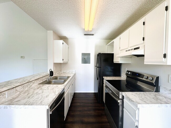 Building Photo - 2608 Grassy Point Dr