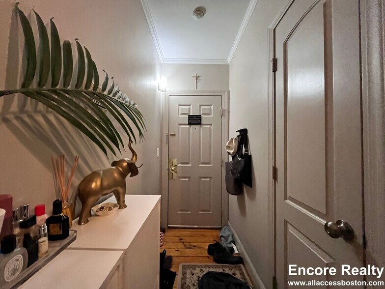 Building Photo - 19 Garrison St