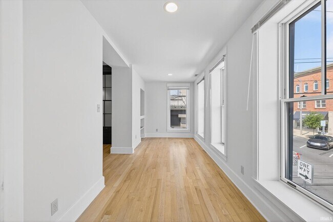 Building Photo - 114 E 6 St