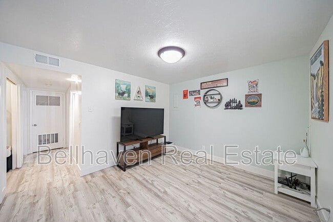 Building Photo - 12000 S Sunrise Cir