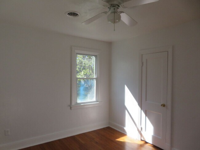 Building Photo - Colonial Heights