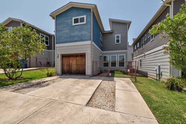 Building Photo - Modern condo, great location, fully Furnis...