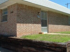Building Photo - 2 bed one bath, spacious bedrooms, fenced ...