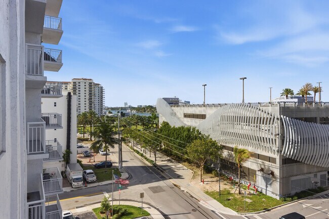 Building Photo - 200 S Birch Rd