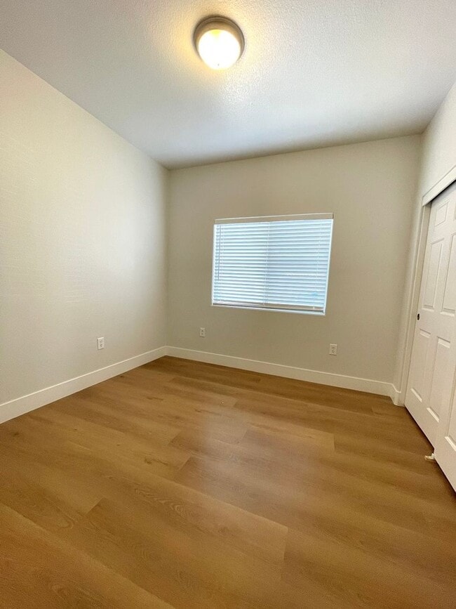 Building Photo - 3 bedroom/ 2 bath condo A Must See