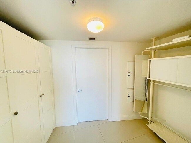 Building Photo - 1750 N Bayshore Dr